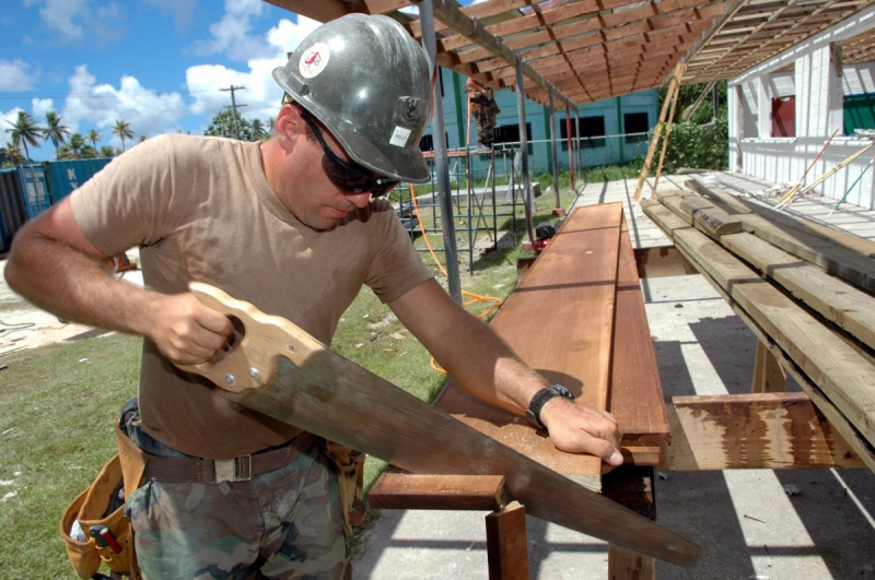 menuisier-ARTIGNOSC SUR VERDON-min_worker_construction_building_carpenter_male_job_build_helmet-893290